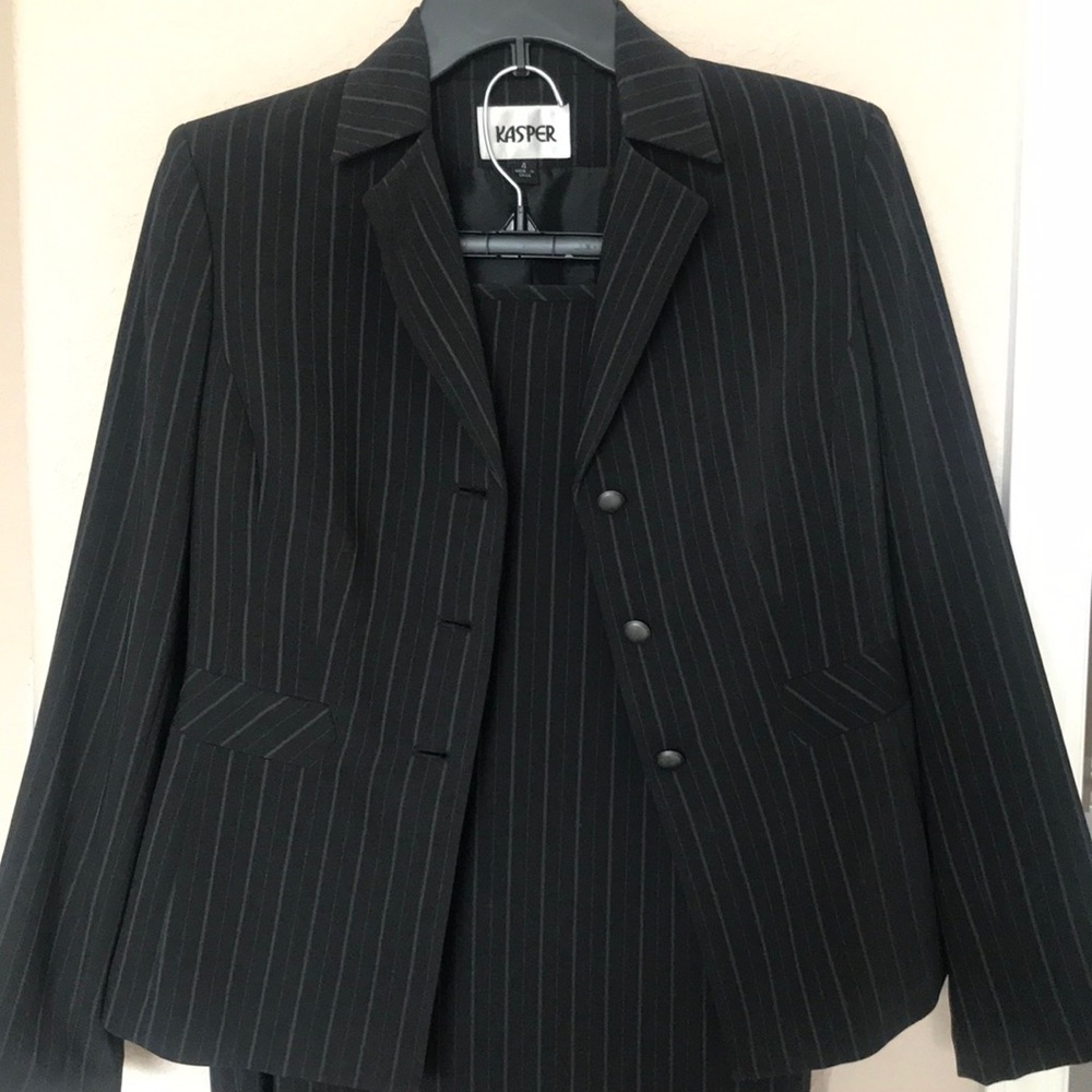 Skirt suit in size 4